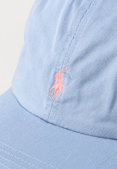 Ανοιχτό μπλε βαμβακερό καπέλο με ροζ κεντημένο λογότυπο παίκτη πόλο στην μπροστινή πλευρά και καμπυλωτή ρηχή στεφάνη.