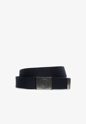 Zwarte geweven stoffen riem met een rechthoekige metalen gesp, gegraveerd met een geometrisch logo en een metalen merkpunt met de tekst "VOLCOM."