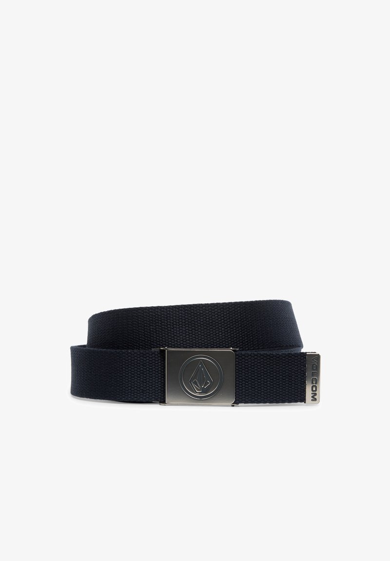 Ceinture en tissu noir tissé avec une boucle métallique rectangulaire gravée d’un logo géométrique et une pointe métallique de marque portant l’inscription "VOLCOM."