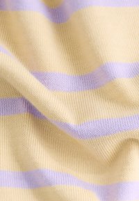 Pleteni material z izmeničnimi sivkasto lila in svetlo rumenimi črtami. Mehak občutek z rahlimi razteznimi lastnostmi, ki prikazuje fino rebrasto podrobnost.