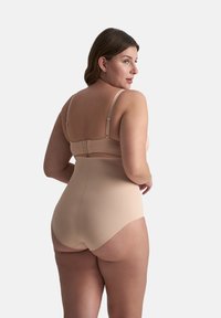 Beige högmidjade formande underkläder, slät design med justerbara axelband, trehakars bakstängning, elastiskt material och sömlösa kanter.