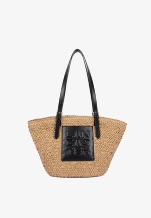 Sac fourre-tout en paille tissée avec poignées en cuir noir et patch carré embossé de "LANCASTER" sur le devant.
