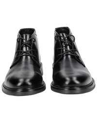 Schwarze Leder-Stiefeletten mit abgerundeten Zehen, glatter Oberfläche und erhöhten schwarzen Gummisohlen. Sie verfügen über Schnürsenkel und eine gesteppte Verzierung.