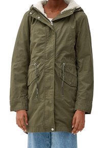 Olivově zelená parka s kapucí podšitou umělým kožešinou, se staženým pasem, dvěma předními kapsami a detaily ze stříbrného kovu. Materiál z bavlněné směsi.