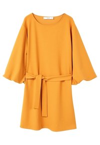 Musztardowa sukienka wykonana z gładkiego materiału, z okrągłym dekoltem, luźnymi rękawami o długości trzy czwarte oraz zawiązywanym paskiem w talii.