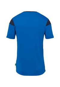 Camiseta deportiva azul de manga corta, con cuello redondo y detalles negros en los hombros. Hecha de tela suave y transpirable.