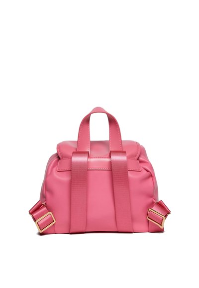 Sac à dos en simili cuir rose avec deux poignées supérieures, deux bretelles réglables et quincaillerie dorée. Texture lisse et forme structurée.