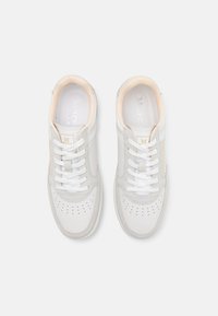 Sneaker bianche in pelle con dettagli beige, punta rotonda, particolari perforati sulla scatola della punta e lacci bianchi. Logo sulla linguetta.