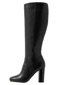 Černá kožená bota po kolena s kulatou špičkou a blokovým podpatkem, boční zip není viditelný.