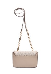 Beige handväska med en texturerad broderad överdel, slät nedre del, gyllene kedjesläp och strukturerad rektangulär form.