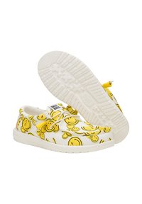 Witte schoenen met een patroon van gele lachende gezichten. Het ontwerp heeft een veter sluiting aan de voorkant en een gestructureerde rubberen zool.