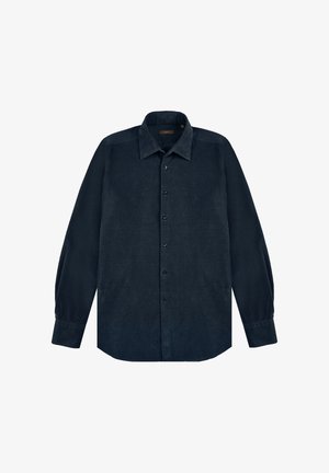 Granatowa koszula z długim rękawem i zapięciem na guziki, z wyłogami i mankietami na guziki, ułożona na białym tle.