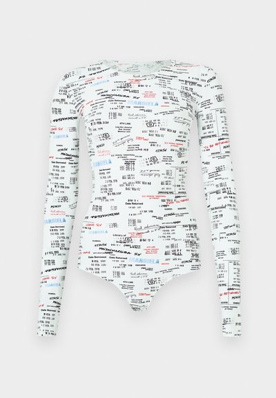 Body s dlhým rukávom vyrobený z elastickej bielej látky, s výraznou kombinovanou potlačou čierneho a červeného textu a čísel, so zapínaním na krku.