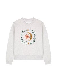 Sweat-shirt gris clair avec un design central d'une lune croissante endormie, d'un soleil orange avec un visage, entouré d'une couronne de feuilles vertes et de petites étoiles.