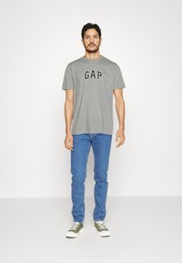 GAP NEW ARCH - Trükipildiga T-särk - grey heather
