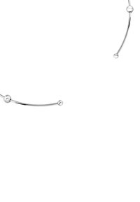 Sølvøreringe med en buet form, glatte, reflekterende overflader og små sfæriske detaljer i hver ende.