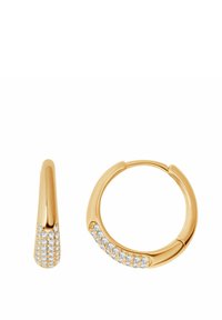 Złote kolczyki w kształcie obręczy o gładkiej powierzchni, charakteryzujące się zakrzywionym fasonem i rzędem błyszczących, przezroczystych kryształków po jednej stronie.