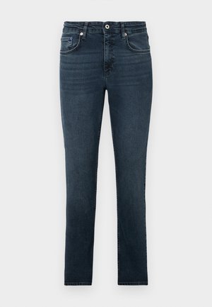 Jeans slim-fit de culoare bleu închis, cu buzunare frontale, nasture și bucle pentru curea, prezentate pe un fundal simplu deschis.