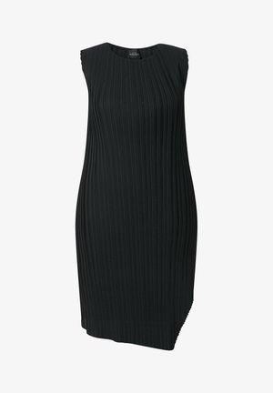 Czarna sukienka bez rękawów, do kolan, z pionowymi plisami i okrągłym dekoltem, z asymetrycznym dołem po jednej stronie.