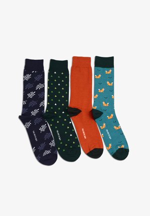 Set di quattro calzini: navy con foglie bianche, verde scuro con triangoli verdi, arancione e teal con volpi arancioni e accenti neri.