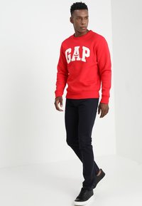 GAP ORIGINAL ARCH CREW - Bluză de molton - pure red