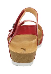 Rode lederen sandaal met een voetbed van kurk, verstelbare band, open hiel en witte rubberen zool. Gladde textuur en strak ontwerp.