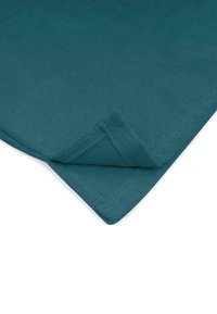 Tiefblaues, weiches Handtuch mit strukturierten Oberflächen, das eine gefaltete Ecke aufweist, die den flauschigen Stoff zeigt. Die Kanten sind sauber genäht, was die Haltbarkeit erhöht.