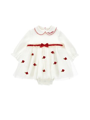 Robe blanche à manches longues, col rouge et roses brodées. Jupe en tulle avec un accent de ruban rouge. Fermeture à pression en bas.