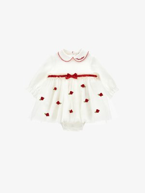 Weißes Kleid mit langen Ärmeln, rotem Kragen und gestickten Rosen. Tüllrock mit rotem Bandakzent. Druckknopfverschluss unten.