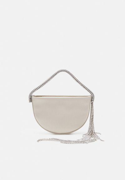 Halvmåne clutch taske i beige satin med en glitrende sølv kædestrop og frynse detaljer. Glat tekstur med minimalistisk design.