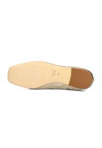 Beige leren schoen zool met een gladde afwerking. Stevigoed, licht getextureerd ontwerp, met een merklabel en een lichte hak. Maat 38.