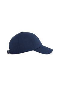 Gorra de béisbol azul marino con correa ajustable y hebilla metálica, diseño de seis paneles, visera curva y ojales de ventilación.