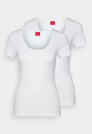 Vita t-shirts med korta ärmar och vid halsringning, tillverkade av mjukt tyg med en slim fit. Logotyper tryckta på vänster sida.
