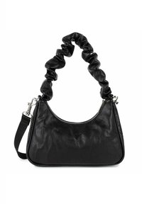 Borsa a mano in pelle nera con manico arricciato, hardware in argento e chiusura con zip. Presenta una texture liscia e una forma curva.