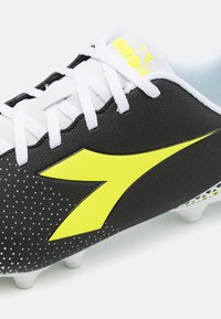Scarpa da calcio nera con accenti gialli e lacci bianchi. Presenta una tomaia texturizzata, dettagli perforati e un logo distintivo. Design leggero.