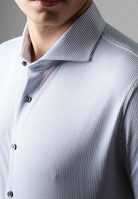 Gestreift leichtblaues Hemd mit dünnen weißen Streifen, ausgestattet mit einem Kentkragen, feiner Struktur und dunklen Knöpfen.