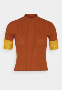 Ruskean ribattu neulepaita korkealla kaula-aukolla ja lyhyillä hihoilla. Hihoissa on keltainen pitsikuvio. Muotoon puristava siluetti.