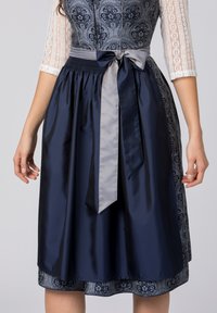 Navy-satinrock mit voller Silhouette, ausgestattet mit einem strukturierten grauen gemusterten Oberteil und einer breiten grauen Satinschleife an der Taille.