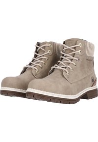 Bruna mockasinankelboots med grå ribbad krage, metallöglor och beige snören. Tjock gummisula med vitt söm runt kanten.