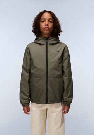 Veste à capuche vert olive avec une fermeture éclair sur le devant, des poignets élastiques et un design simple. Présente un logo sur la poitrine et une texture lisse.