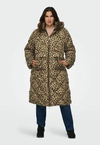 Padded plašč v leopardjem vzorcu s kapuco, zadrgo, stranskimi žepi in prešito teksturo, v rjavih in peščenih odtenkih.