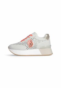 Sneaker gri deschis cu un superior din plasă și desene decupate, accente corai și o talpă albă masivă. Detaliu metallic la călcâi. 
