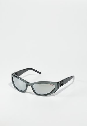 Occhiali da sole in plastica grigia con lenti specchiate, forma leggermente curvata e accenti del logo sulle tempie. Presentano un design elegante e moderno.