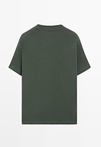 T-shirt a maniche corte in cotone verde scuro. Presenta una scollatura tonda e un design semplice, senza decorazioni né motivi.
