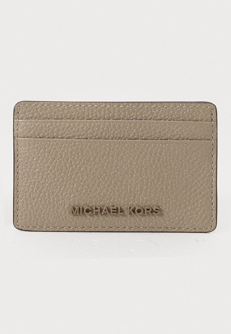 Hnedý kožený držiteľ kariet s textúrovaným povrchom, obsahujúci päť slotov na karty a zlaté embosované logo "MICHAEL KORS" na spodnej strane.