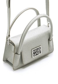 Borsa a tracolla argento con una forma rettangolare strutturata, dotata di due manici arrotondati, di una tracolla rimovibile e di un logo prominente sul davanti.
