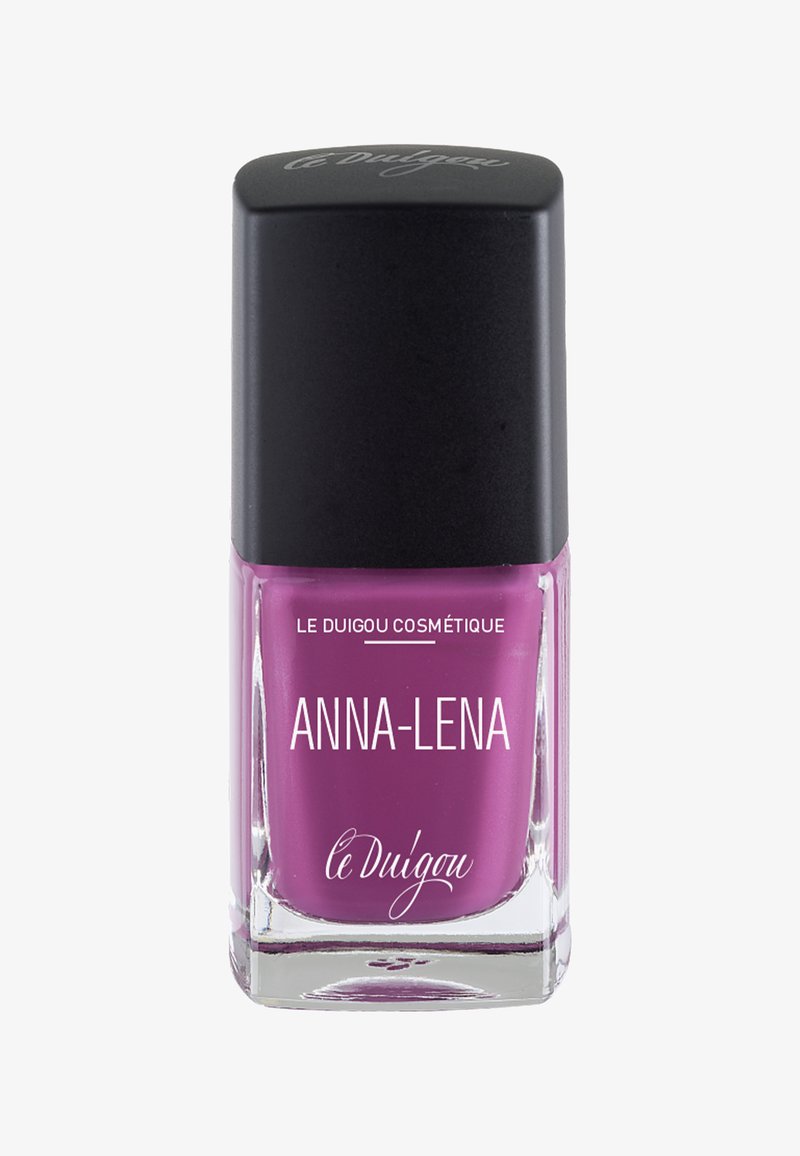 Lila Nagellack in einer quadratischen Glasflasche mit einem schwarzen Deckel. Das Etikett lautet "ANNA-LENA" und "le Duigou cosmétique" in weißem Text.