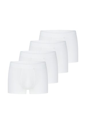 Cztery gładkie, białe bokserki męskie ułożone w przesunięty rzęd na białym tle.