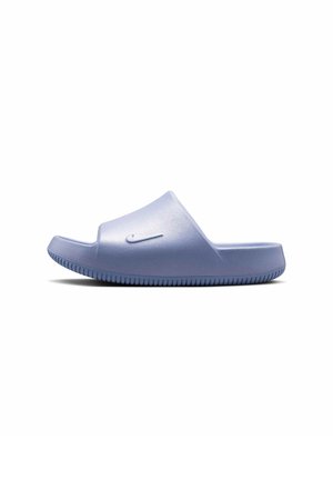 Jasnofioletowa sandałka Nike typu slide z teksturowaną podeszwą i wypukłym logo swoosh na pasku, pokazana z boku na białym tle.
