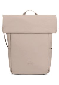 Rucsac cu capac rulant din piele ecologică bej deschis. Formă rectangulară, cu buzunar lateral și mânere de sus. Design minimalist, textură netedă.